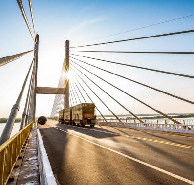 Hängebrücke mit fahrendem LKW